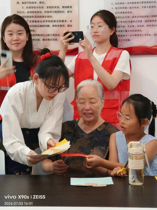 探寻传统服饰文化之美 “鸾彩马面”服饰文化大讲堂走进郑州市康桥社区